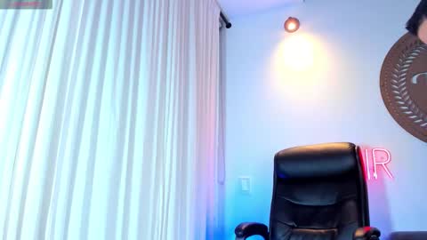 Snapshot of thiagoferrari1 chatting on 11.12.25 thiago online show from 11.12.25