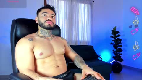 Snapshot of thiagoferrari1 chatting on 11.25.25 thiago online show from 11.25.25