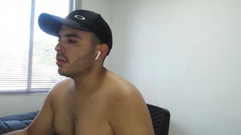 Snapshot of thiagohot_xx chatting on 10.29.25 Thiago online show from 10.29.25