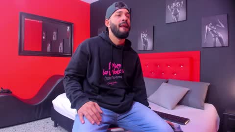 Snapshot of thiagomez17 chatting on 10.27.25 Thia Gomez online show from 10.27.25