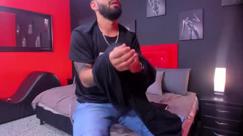 Snapshot of thiagomez17 chatting on 10.30.25 Thia Gomez online show from 10.30.25