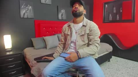 Snapshot of thiagomez17 chatting on 11.26.25 Thia Gomez online show from 11.26.25