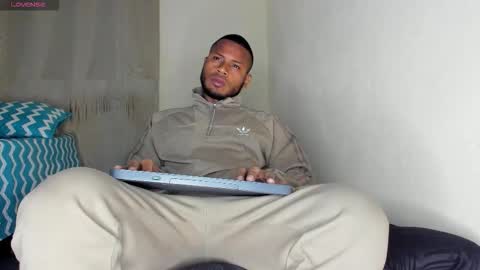 Snapshot of thiagosantos_ chatting on 12.04.25 Thiago Instagram online show from 12.04.25