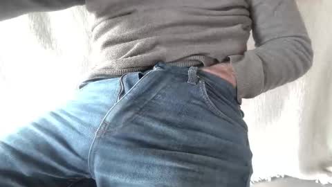 Snapshot of thickrum chatting on 12.16.25 Thickru online show from 12.16.25