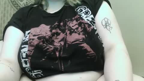 Snapshot of thickthighsgreenskies chatting on 02.19.25 Ophelia online show from 02.19.25