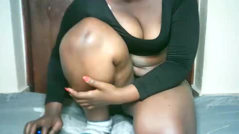 Snapshot of thickybabe_05 chatting on 02.06.25 thickybabe_05 online show from 02.06.25