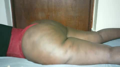 Snapshot of thickybabe_05 chatting on 02.14.25 thickybabe_05 online show from 02.14.25