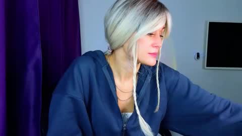 Snapshot of thief_of_hearts_ chatting on 11.20.25 thief_of_hearts_ online show from 11.20.25