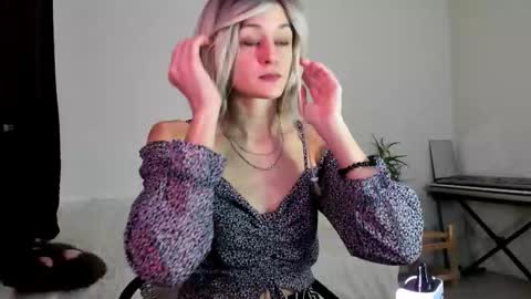 Snapshot of thief_of_hearts_ chatting on 12.05.25 thief_of_hearts_ online show from 12.05.25