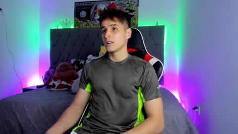 Snapshot of thomklein chatting on 01.28.25 Thom Klein online show from 01.28.25