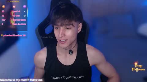 Snapshot of thomklein chatting on 10.11.25 Thom Klein online show from 10.11.25