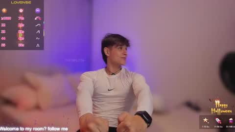 Snapshot of thomklein chatting on 10.22.25 Thom Klein online show from 10.22.25