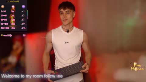 Snapshot of thomklein chatting on 10.24.25 Thom Klein online show from 10.24.25