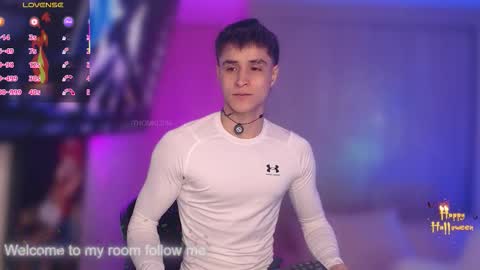 Snapshot of thomklein chatting on 10.25.25 Thom Klein online show from 10.25.25