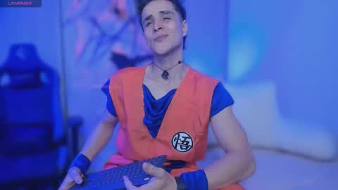 Snapshot of thomklein chatting on 10.28.25 Thom Klein online show from 10.28.25