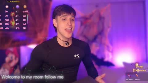 Snapshot of thomklein chatting on 10.29.25 Thom Klein online show from 10.29.25