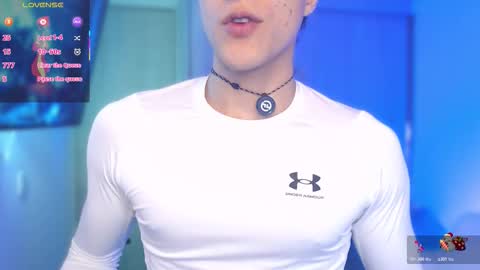 Snapshot of thomklein chatting on 11.17.25 Thom Klein online show from 11.17.25