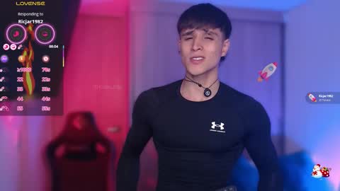 Snapshot of thomklein chatting on 11.18.25 Thom Klein online show from 11.18.25