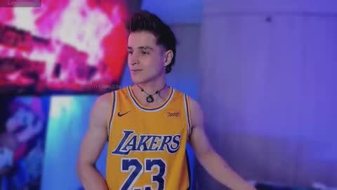 Snapshot of thomklein chatting on 11.21.25 Thom Klein online show from 11.21.25