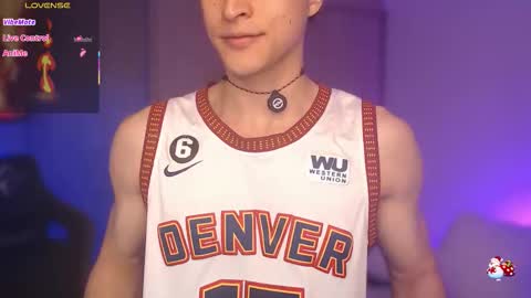 Snapshot of thomklein chatting on 11.22.25 Thom Klein online show from 11.22.25