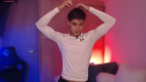 Snapshot of thomklein chatting on 11.24.25 Thom Klein online show from 11.24.25