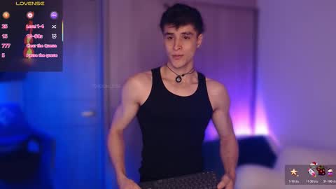 Snapshot of thomklein chatting on 11.25.25 Thom Klein online show from 11.25.25