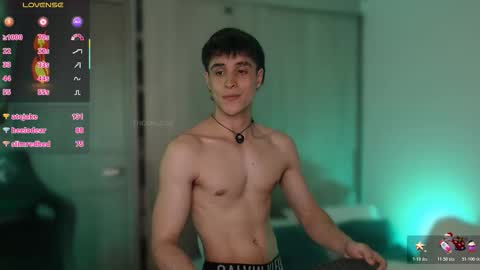 Snapshot of thomklein chatting on 11.25.25 Thom Klein online show from 11.25.25