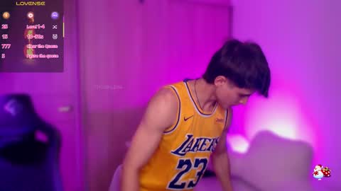 Snapshot of thomklein chatting on 11.26.25 Thom Klein online show from 11.26.25