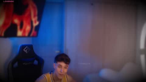 Snapshot of thomklein chatting on 12.19.25 Thom Klein online show from 12.19.25