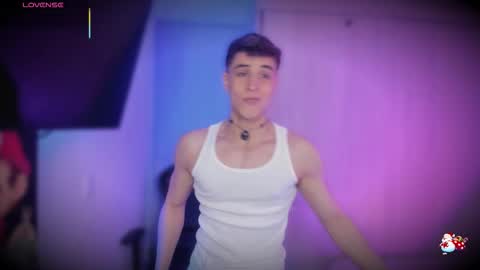 Snapshot of thomklein chatting on 12.22.25 Thom Klein online show from 12.22.25