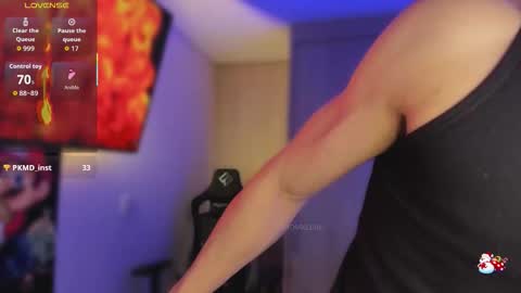 Snapshot of thomklein chatting on 01.13.26 Thom Klein online show from 01.13.26