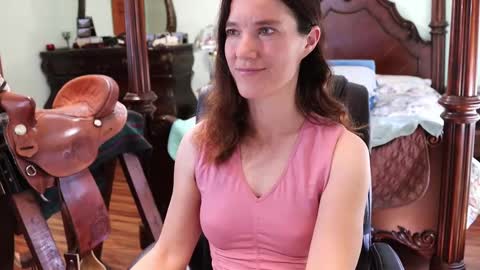 Snapshot of thornbury_rose chatting on 03.08.25 ThornburyRose online show from 03.08.25