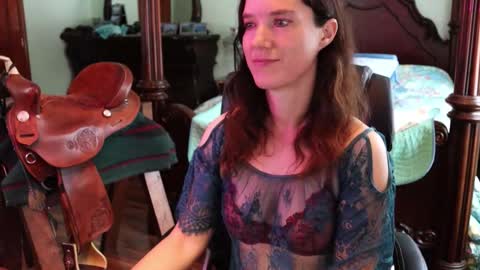 Snapshot of thornbury_rose chatting on 12.18.25 ThornburyRose online show from 12.18.25