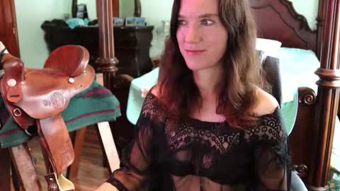 Snapshot of thornbury_rose chatting on 12.22.25 ThornburyRose online show from 12.22.25