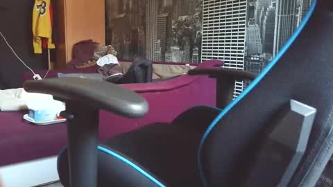 Snapshot of threshemmet chatting on 11.28.25 threshemmet online show from 11.28.25