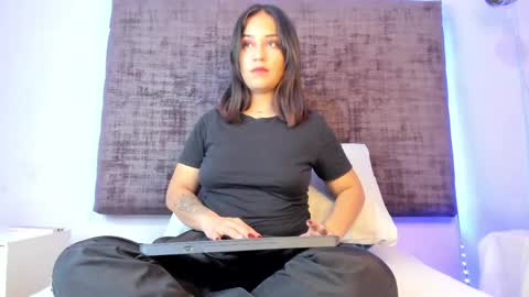thyra coral online show from 04.08.26