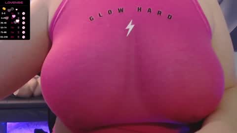 Snapshot of tiabellaxxx chatting on 03.05.25 Tia Bella online show from 03.05.25