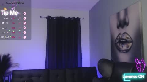 Snapshot of tiabellaxxx chatting on 11.19.25 Tia Bella online show from 11.19.25