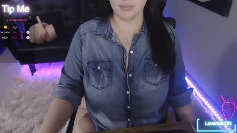 Snapshot of tiabellaxxx chatting on 01.12.26 Tia Bella online show from 01.12.26