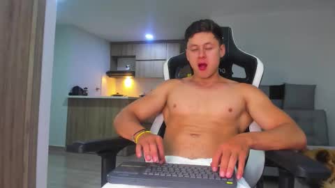 Snapshot of tiago_goez chatting on 09.25.25 santiago online show from 09.25.25