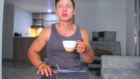 Snapshot of tiago_goez chatting on 09.25.25 santiago online show from 09.25.25