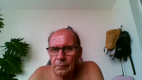 Snapshot of tiaretiareopui chatting on 11.15.25 tiaretiareopui online show from 11.15.25