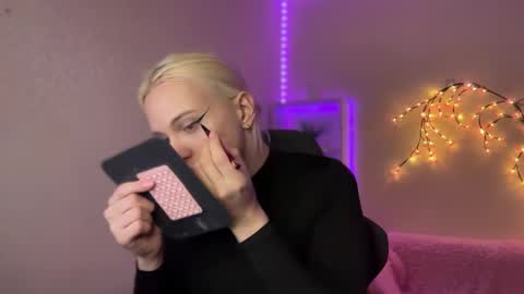 Snapshot of tiffany2005 chatting on 10.31.25 Amira online show from 10.31.25