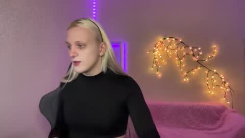 Snapshot of tiffany2005 chatting on 11.17.25 Amira online show from 11.17.25