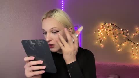 Snapshot of tiffany2005 chatting on 11.18.25 Amira online show from 11.18.25