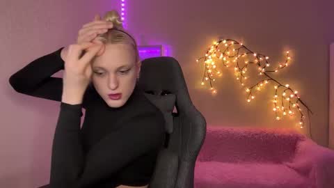 Snapshot of tiffany2005 chatting on 11.25.25 Amira online show from 11.25.25