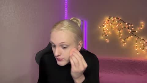 Snapshot of tiffany2005 chatting on 11.26.25 Amira online show from 11.26.25