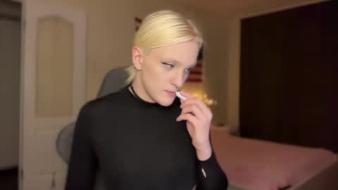 Snapshot of tiffany2005 chatting on 12.15.25 Amira online show from 12.15.25