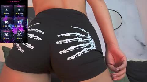 Snapshot of tiffany_low chatting on 10.27.25 tiffany_low online show from 10.27.25