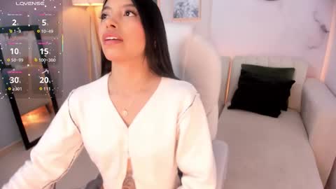 Snapshot of tiffany_low chatting on 11.11.25 tiffany_low online show from 11.11.25